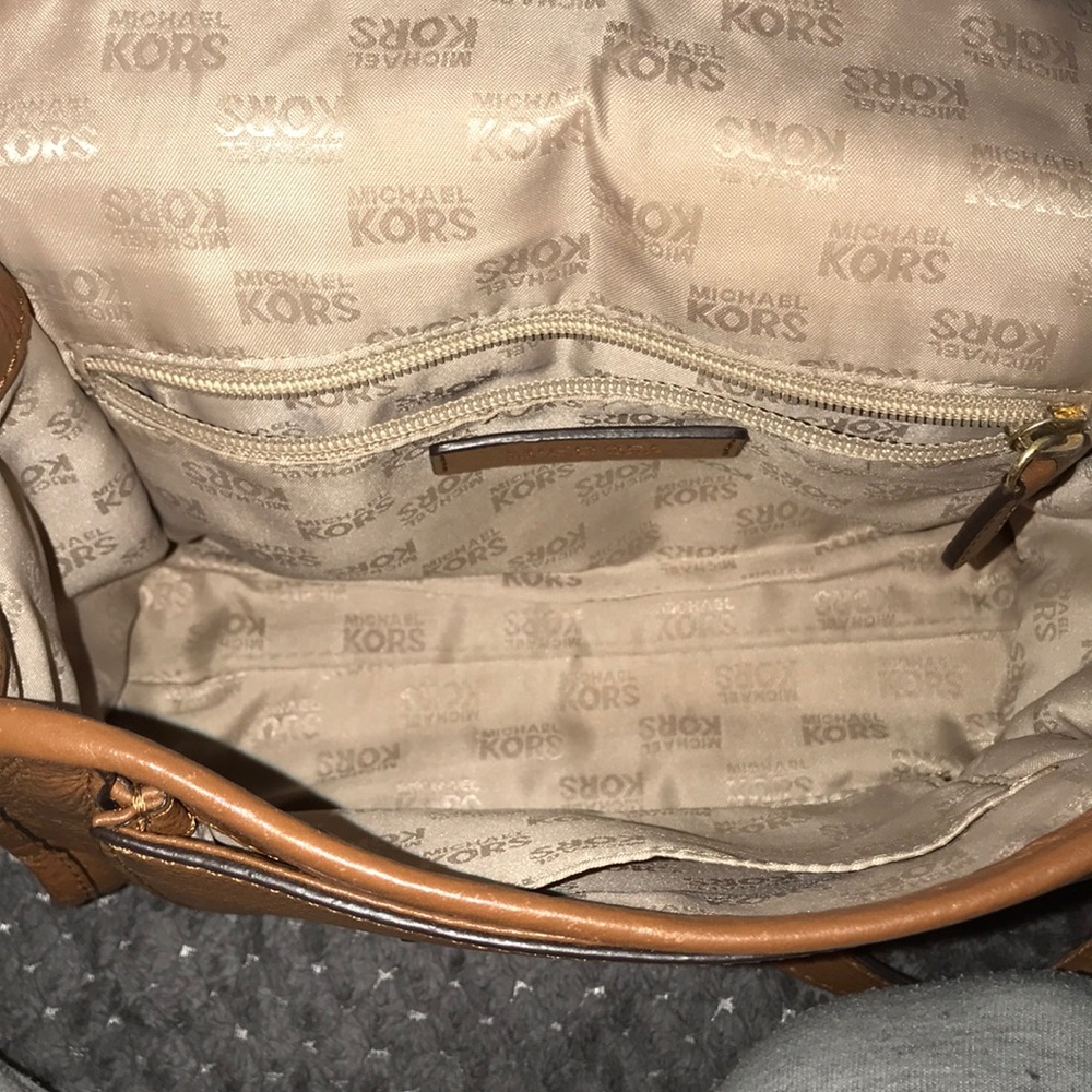 Small leather Michael kors bag. - Picture 6 of 8